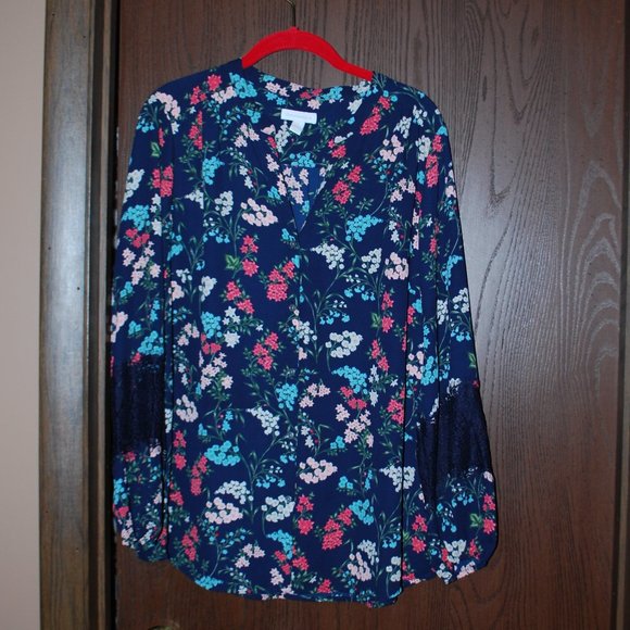 3/$30 - Floral V-neck Button-up Blouse - L - Picture 6 of 12